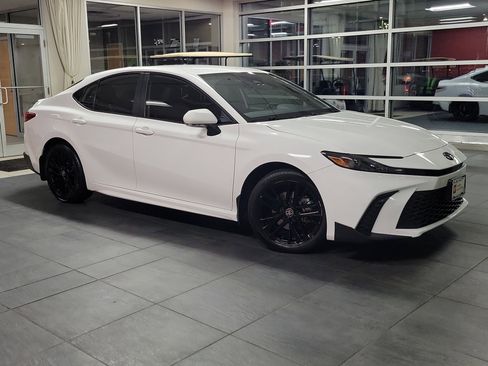 Certified 2025 Toyota Camry SE image 2