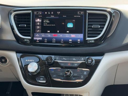 Used 2023 Chrysler Pacifica Touring-L FWD image 16