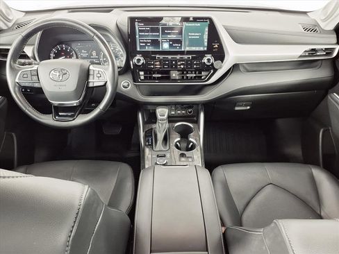Used 2021 Toyota Highlander Platinum image 3