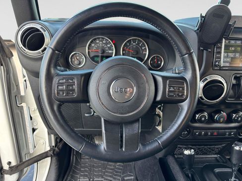 Used 2017 Jeep Wrangler Sahara w/ Connectivity Group AWD/4WD image 11