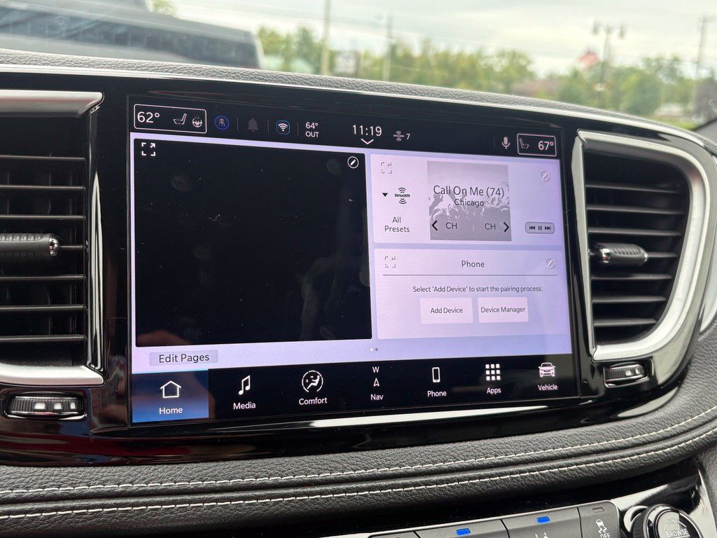 Used 2025 Chrysler Pacifica Limited FWD image 41