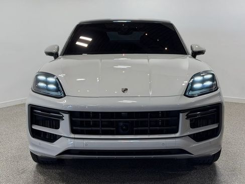 Used 2025 Porsche Cayenne Turbo AWD/4WD image 2