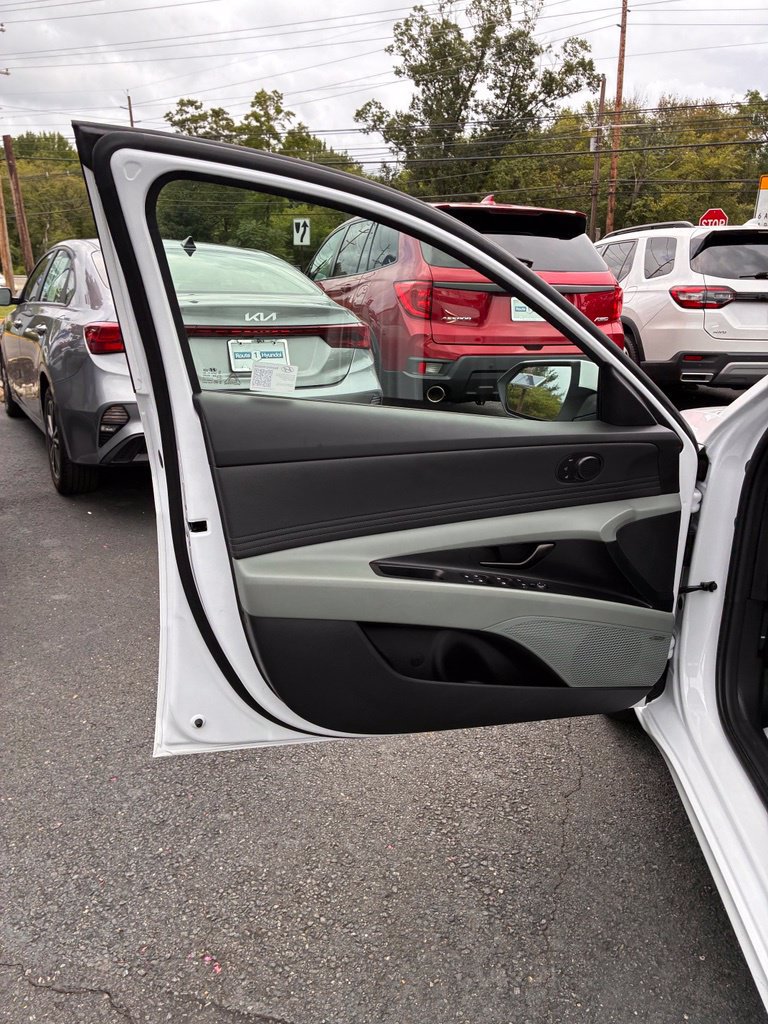 Certified 2025 Hyundai Elantra Limited FWD image 26