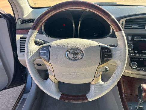 Used 2011 Toyota Avalon Limited image 13
