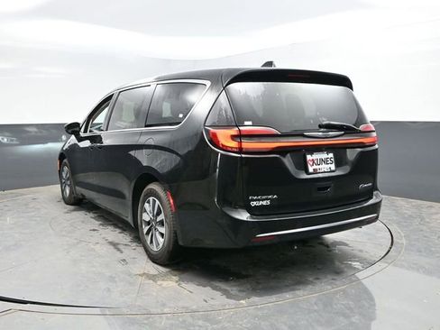 Used 2023 Chrysler Pacifica Touring-L FWD image 8