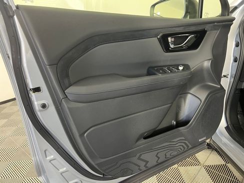 Used 2025 Subaru Forester Limited w/ Popular Package #2 image 11