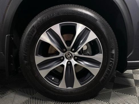 Used 2024 Toyota Highlander XLE FWD image 11