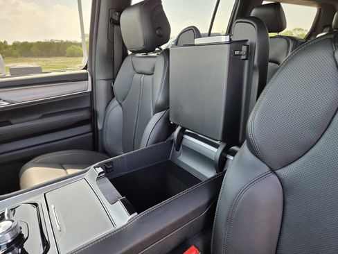 New 2026 Jeep Grand Wagoneer Limited AWD/4WD image 37