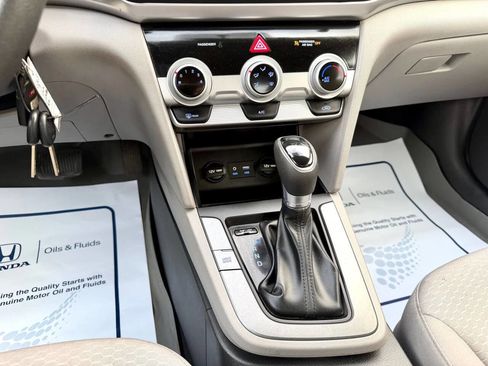 Used 2019 Hyundai Elantra SE image 24
