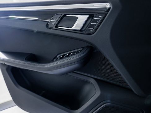 Certified 2025 Porsche Macan image 23