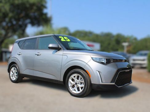 Certified 2025 Kia Soul LX w/ LX Technology Package FWD image 3