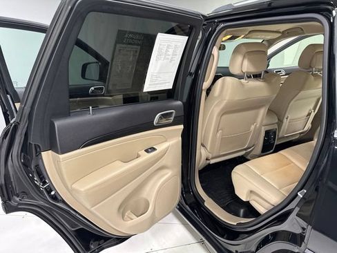 Used 2019 Jeep Grand Cherokee Laredo AWD/4WD image 25