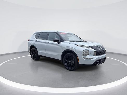 Used 2023 Mitsubishi Outlander SE AWD/4WD image 2