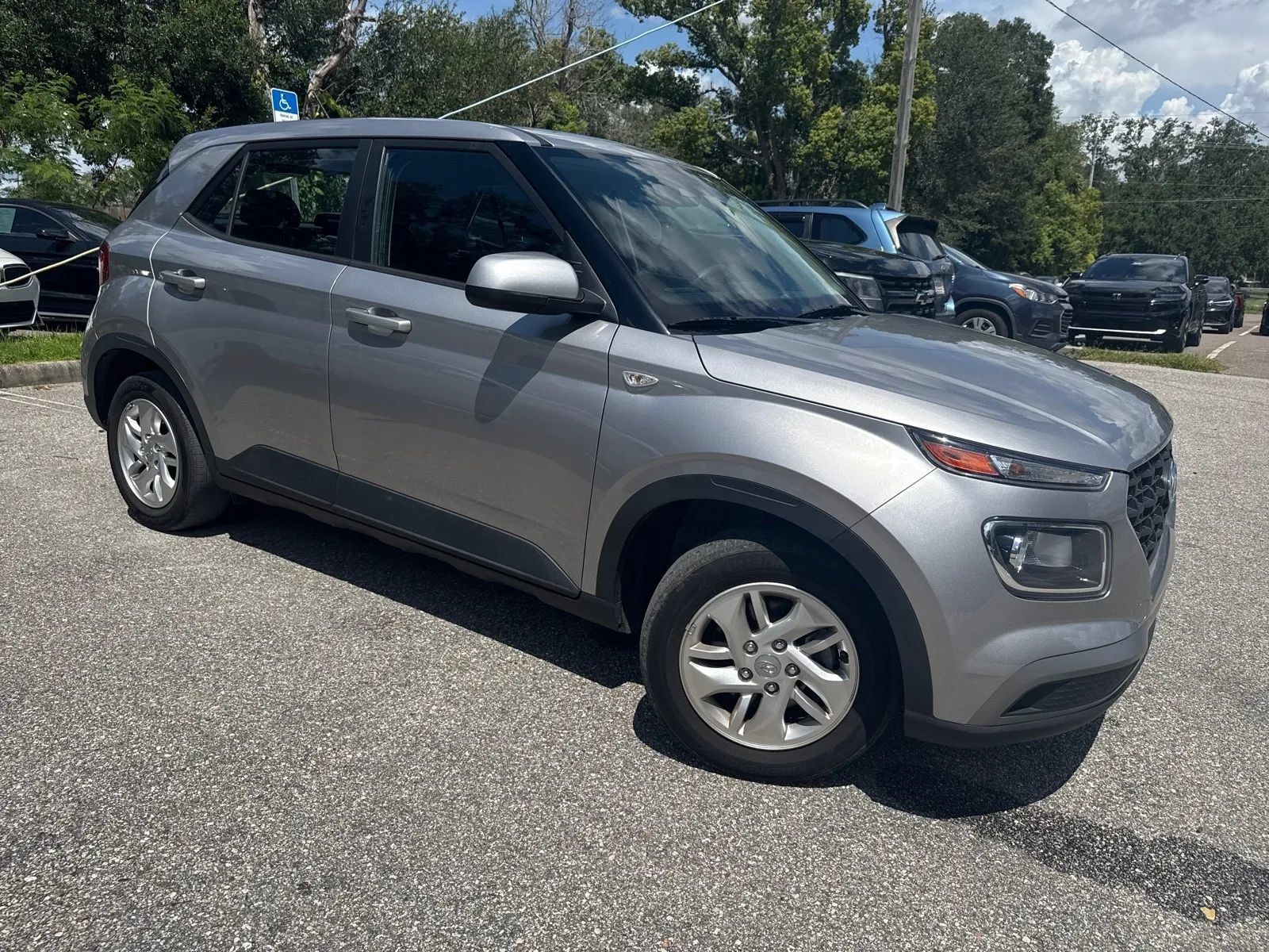 Used 2023 Hyundai Venue SE FWD image 8