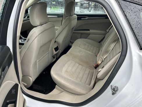 Used 2018 Ford Fusion SE FWD image 12