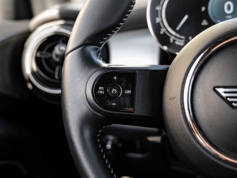 Used 2022 MINI Cooper 4-Door Hardtop w/ Signature Upholstery Package image 16