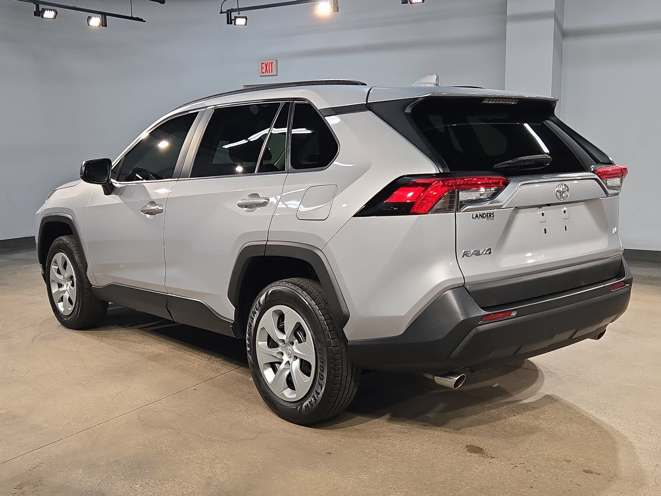 Used 2020 Toyota RAV4 LE FWD image 5