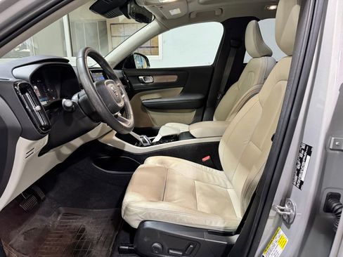 Used 2023 Volvo XC40 B5 Plus AWD/4WD image 25