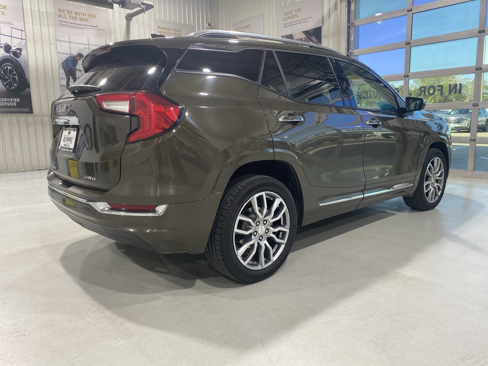 Used 2024 GMC Terrain Denali w/ Denali Premium Package AWD/4WD image 8