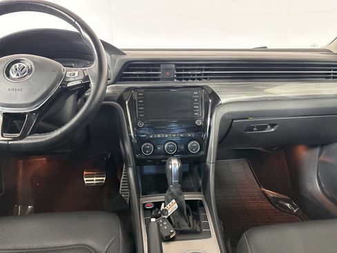 Used 2020 Volkswagen Passat 2.0T R-Line image 23