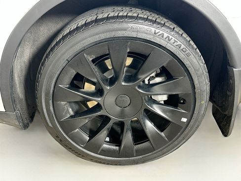 Used 2023 Tesla Model Y Long Range image 11