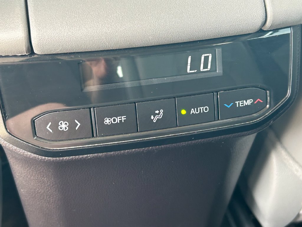 Used 2025 Toyota Highlander XLE FWD image 24