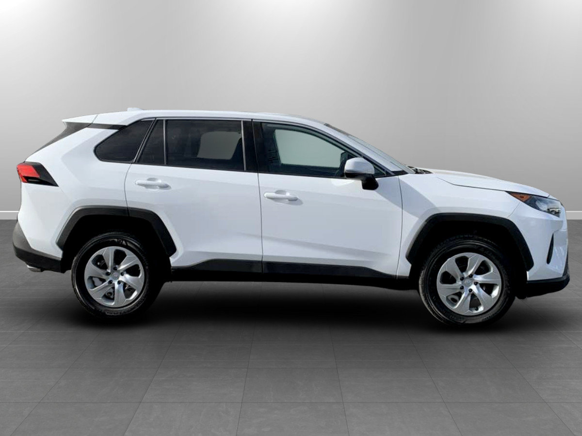 Used 2022 Toyota RAV4 LE AWD/4WD image 8