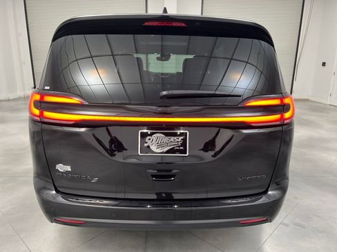 Used 2025 Chrysler Pacifica Limited image 6