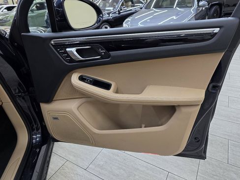 Used 2021 Porsche Macan AWD/4WD image 42