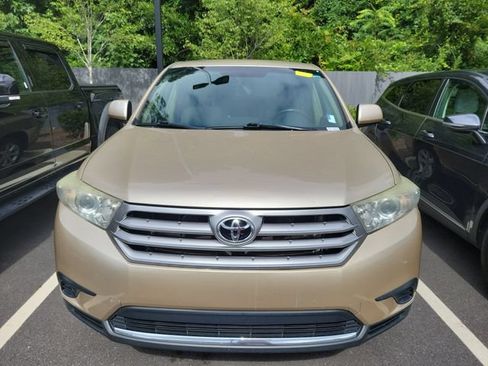 Used 2013 Toyota Highlander FWD w/ Cold Weather Pkg image 2