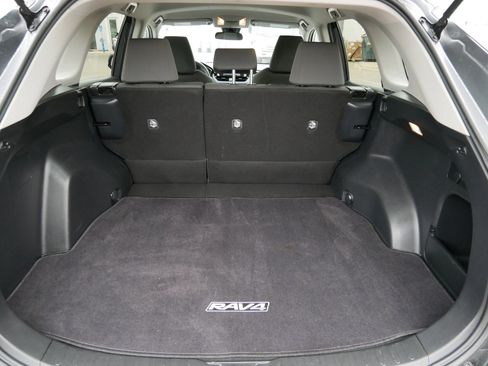 Used 2021 Toyota RAV4 XLE w/ Carpet Mat Package (TMS) image 18