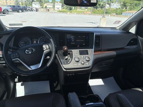 Used 2017 Toyota Sienna Limited FWD image 6