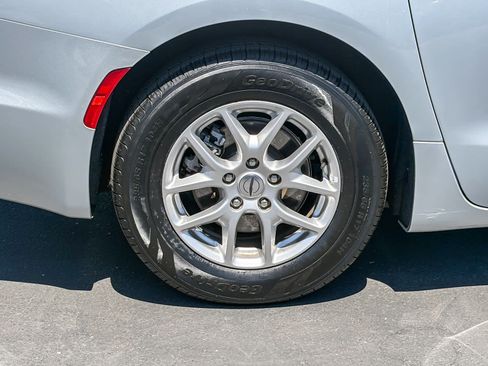 Used 2024 Chrysler Pacifica Touring-L FWD image 10