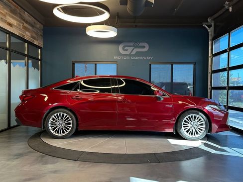 Used 2019 Toyota Avalon Limited FWD image 2