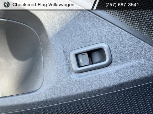 New 2025 Volkswagen Tiguan SE image 27