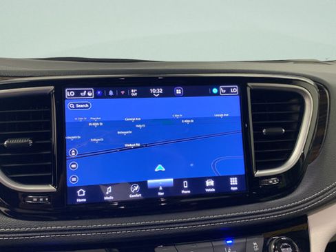 Used 2024 Chrysler Pacifica Limited FWD image 18