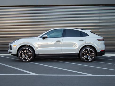 Certified 2023 Porsche Cayenne Platinum Edition AWD/4WD image 2