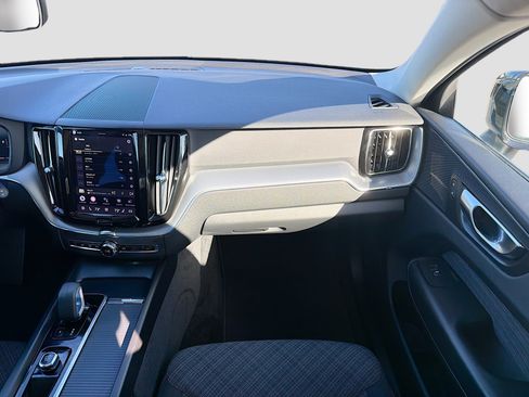 Used 2022 Volvo XC60 B5 Momentum image 18