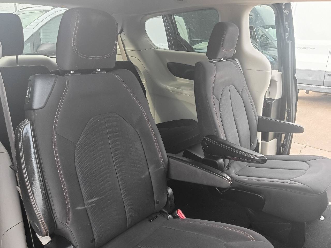 Used 2017 Chrysler Pacifica Touring w/ Tire & Wheel Group FWD image 21