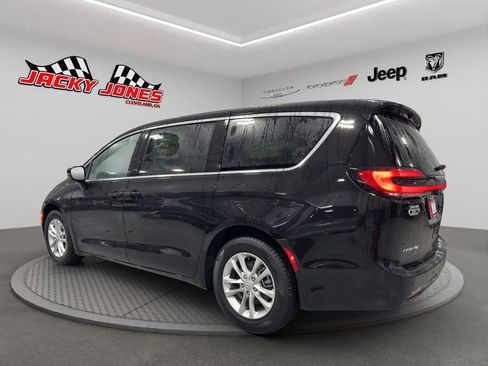 New 2026 Chrysler Pacifica Select image 6
