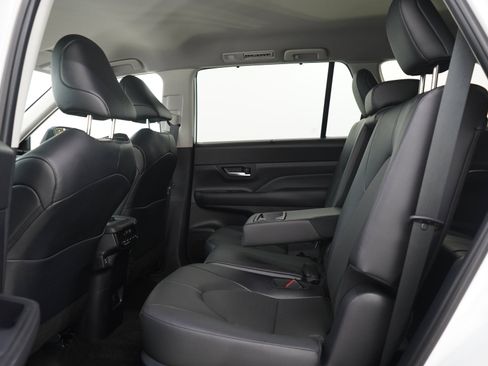 Used 2025 Toyota Grand Highlander AWD Hybrid image 16