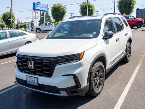 Used 2023 Honda Pilot TrailSport image 3