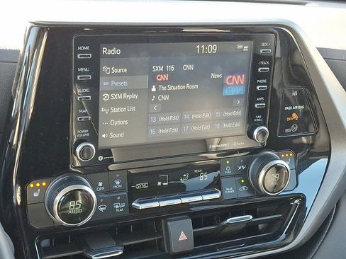 Used 2022 Toyota Highlander XLE image 30