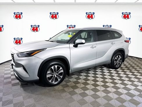 Used 2023 Toyota Highlander XLE AWD/4WD image 4