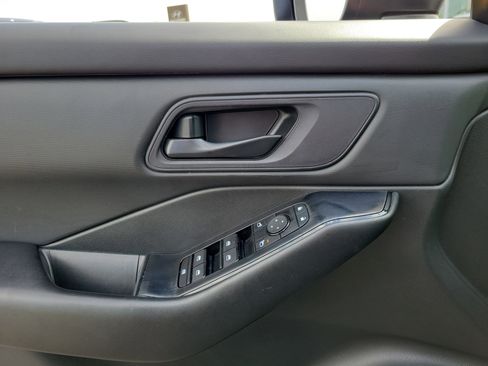 Used 2024 Nissan Rogue S AWD/4WD image 17
