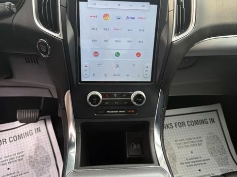 Used 2022 Ford Edge Titanium AWD/4WD image 19