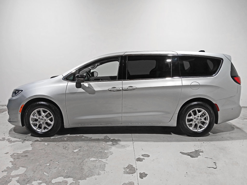 Used 2024 Chrysler Pacifica Touring-L FWD image 4