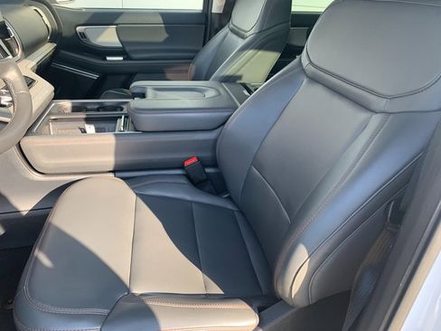 Used 2025 Ford Expedition Active AWD/4WD image 18