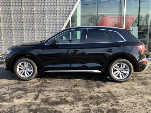 Used 2023 Audi Q5 2.0T Premium w/ Convenience Package image 2