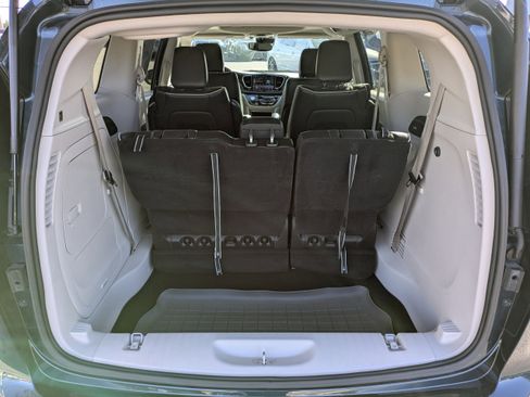Used 2023 Chrysler Pacifica Limited image 13